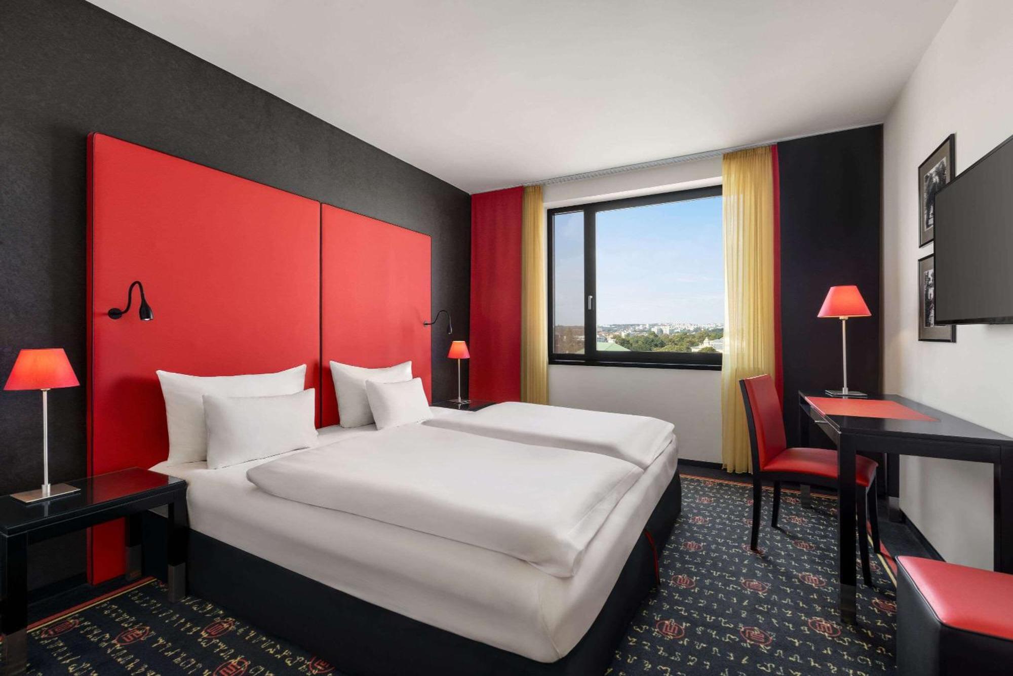 Vienna House Easy By Wyndham Pilsen Hotell Exteriör bild