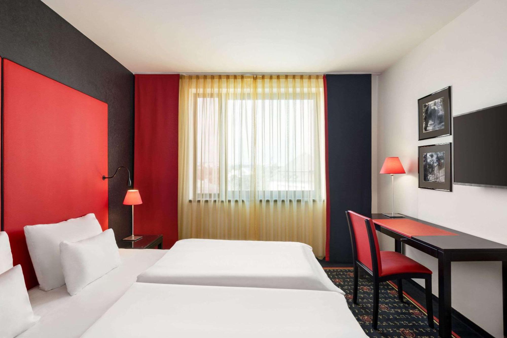 Vienna House Easy By Wyndham Pilsen Hotell Exteriör bild