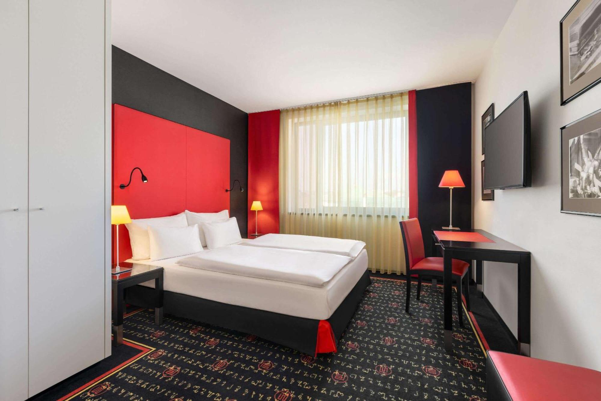 Vienna House Easy By Wyndham Pilsen Hotell Exteriör bild