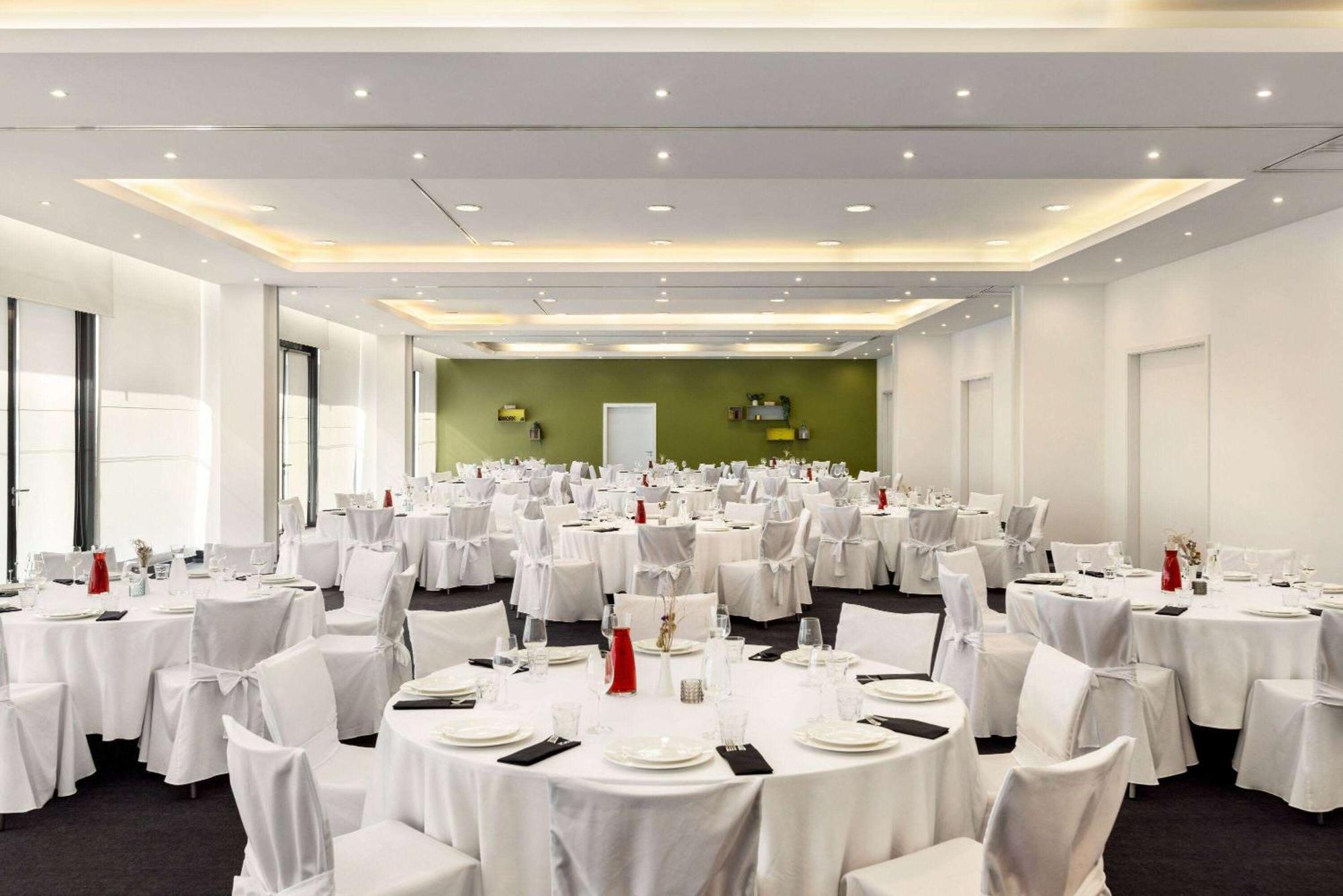 Vienna House Easy By Wyndham Pilsen Hotell Exteriör bild