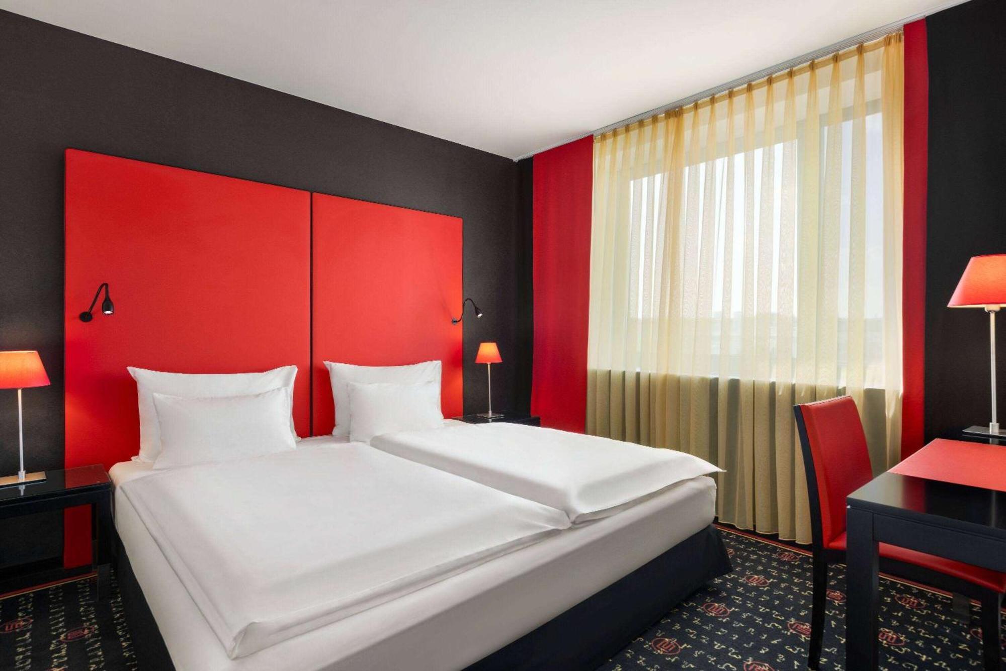 Vienna House Easy By Wyndham Pilsen Hotell Exteriör bild