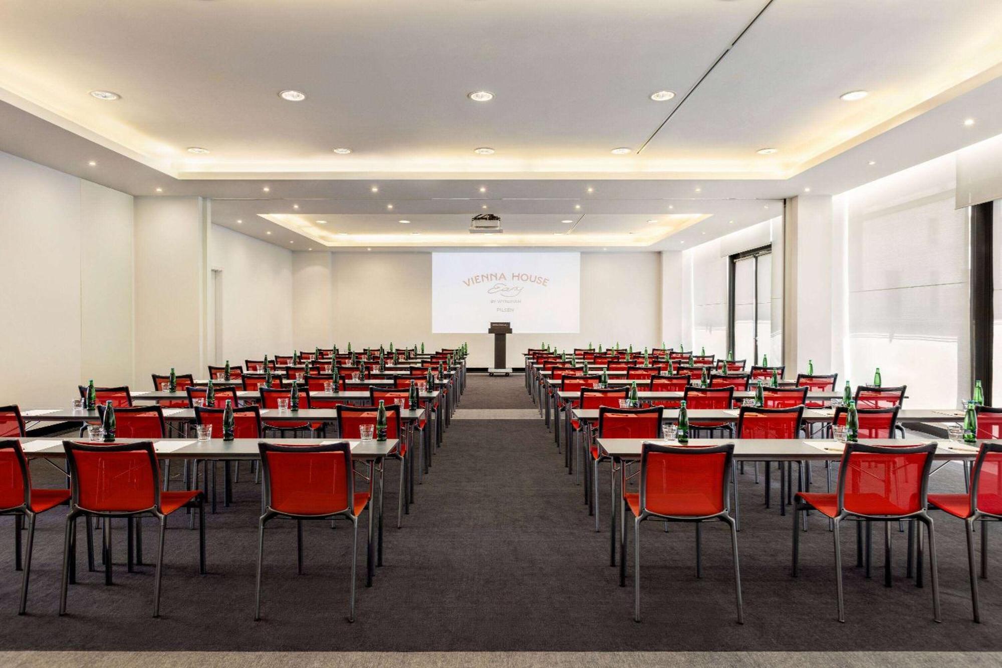Vienna House Easy By Wyndham Pilsen Hotell Exteriör bild
